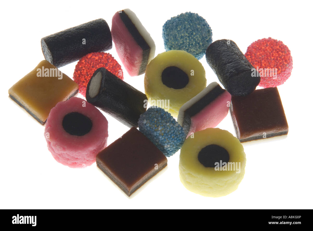 Chiudere orizzontale di un assortimento di liquirizia allsorts su uno sfondo bianco. Foto Stock