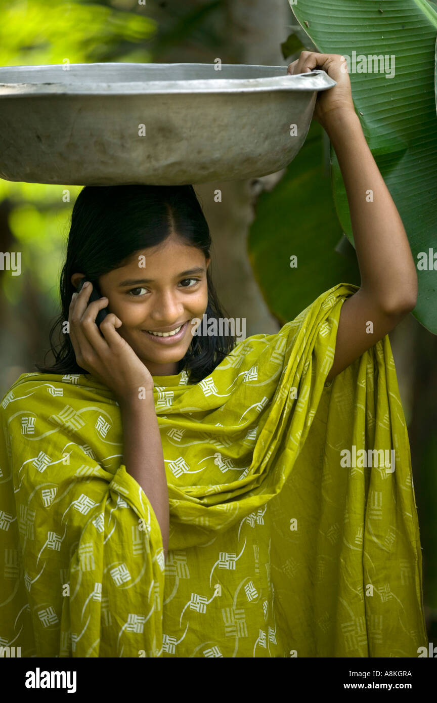 Villaggio adolescente ragazza utilizzando un telefono cellulare Comilla Bangladesh Foto Stock