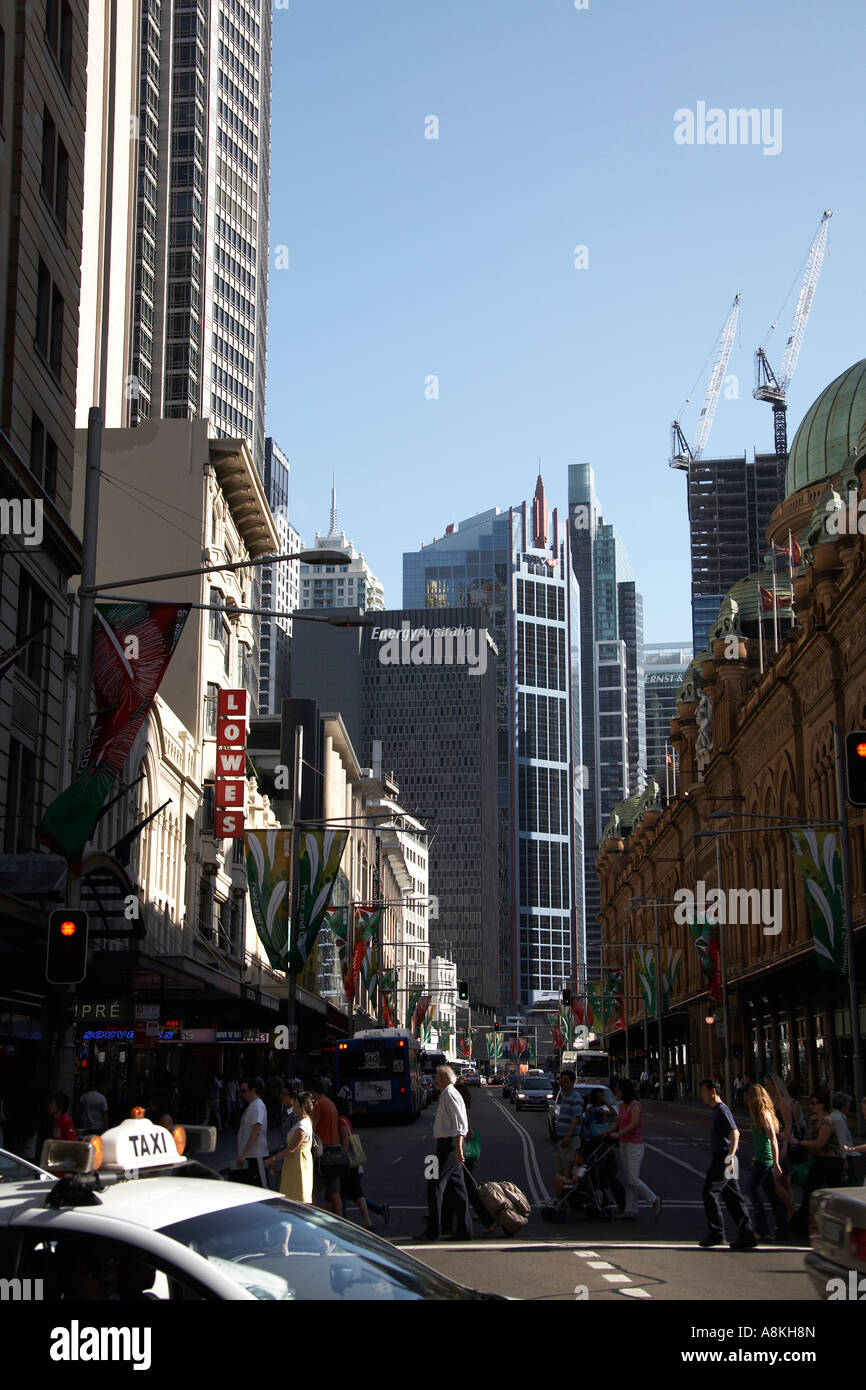 Vista verso sud lungo George St dal Market St con pedoni taxi e il traffico nel centro città di Sydney New South Wales NSW Australia Foto Stock