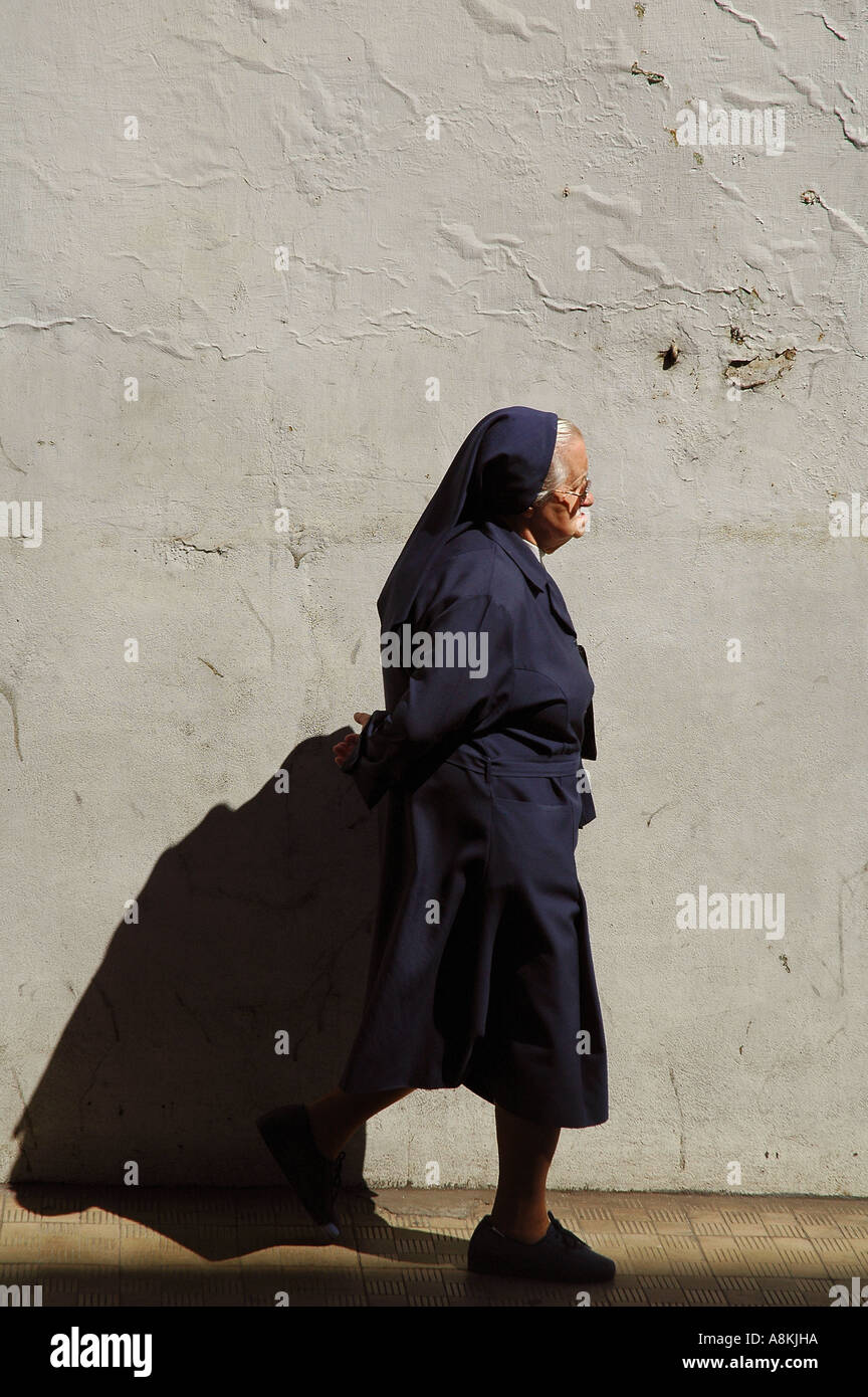 Suora cattolica a piedi in strada. Spagna Foto Stock