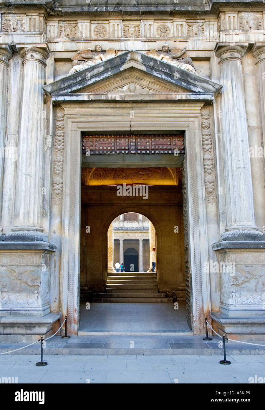 Bella porta surround e architettura dell'antico Palazzo Alhambra di Granada sulla Costa del Sol in Spagna Foto Stock