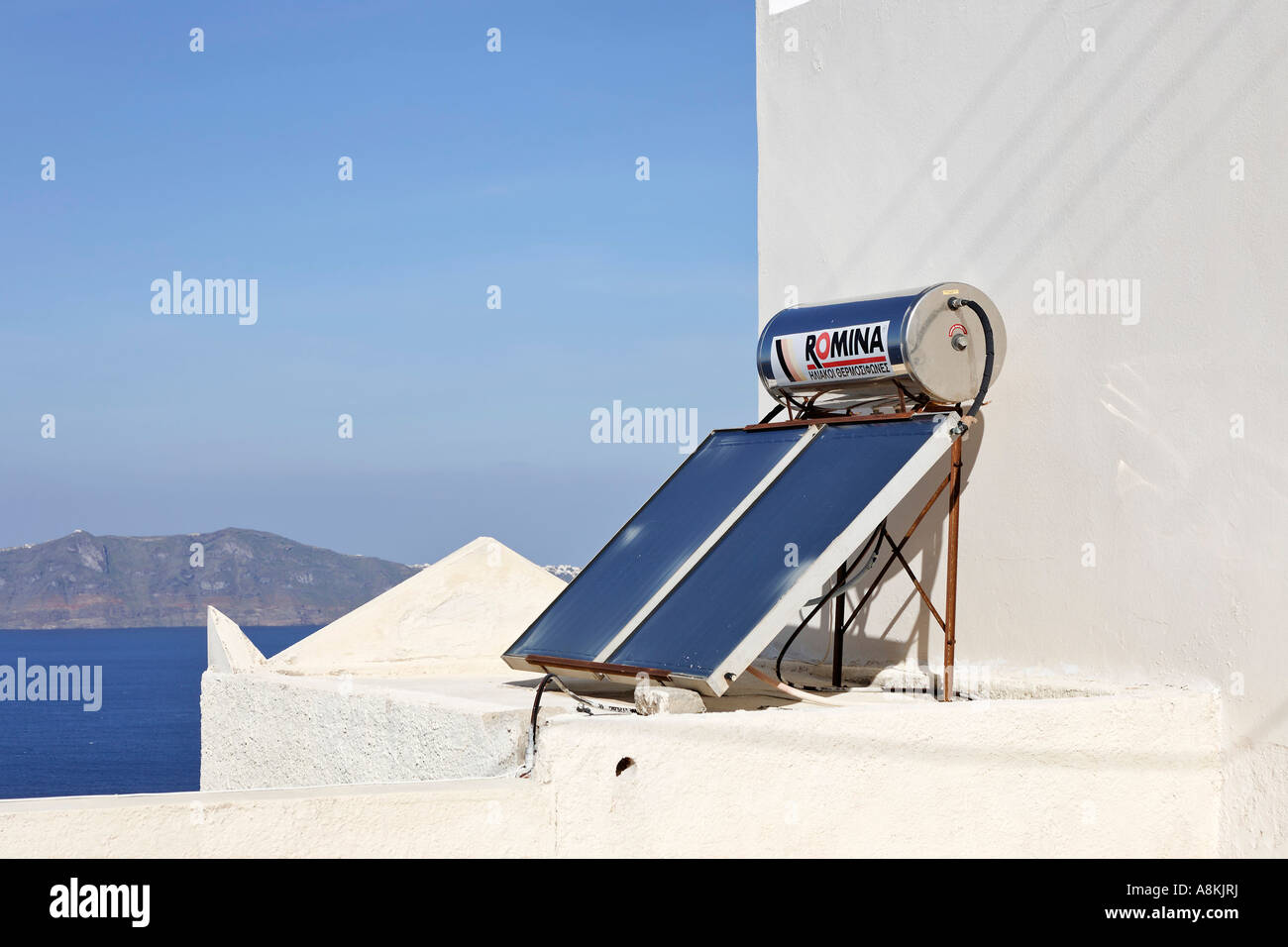 Un semplice alimentati a energia solare dispositivo di riscaldamento dell'acqua, Santorini, Grecia Foto Stock