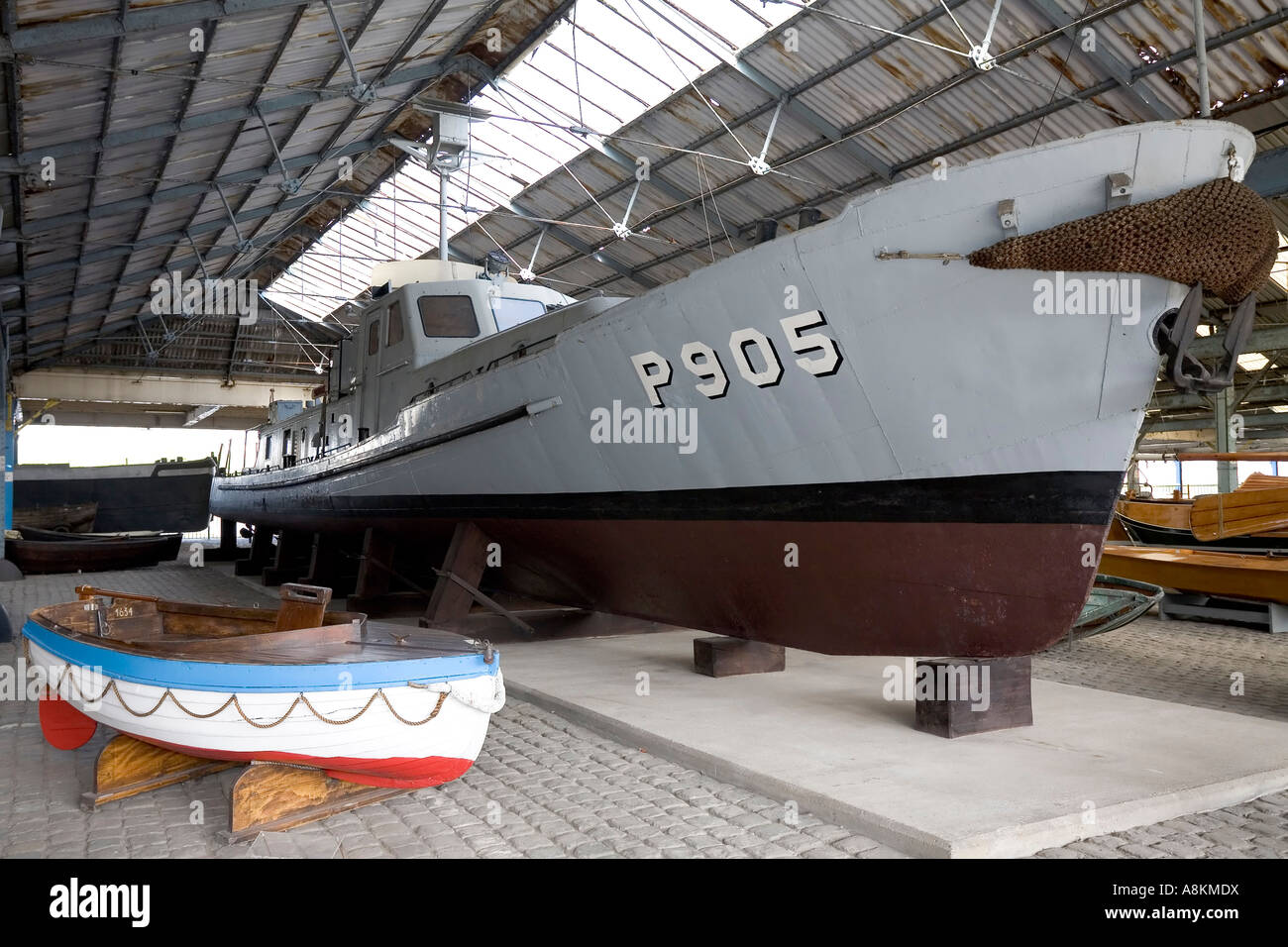 Gommone e barca da pesca d'alto mare, esponat al museo nazionale della navigazione, hangar, riva del fiume Schelde, anversa, belgio Foto Stock