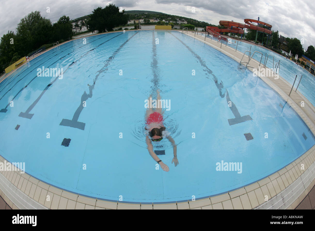 Piscina con tempo nuvoloso Foto Stock