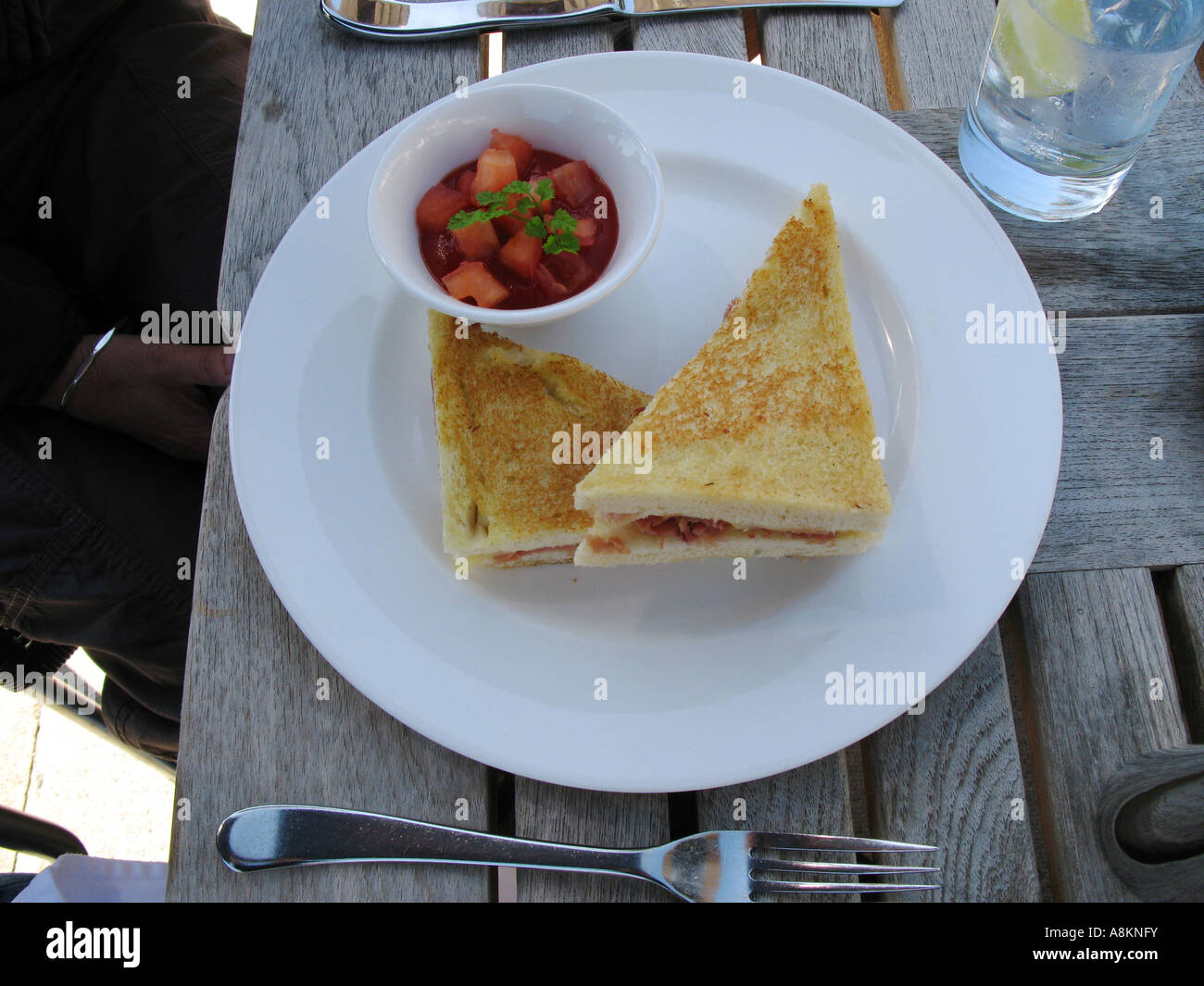 Croque monsieur con pomodoro relish su un tavolo a hotel tresanton St Mawes Cornwall Inghilterra Regno Unito Foto Stock