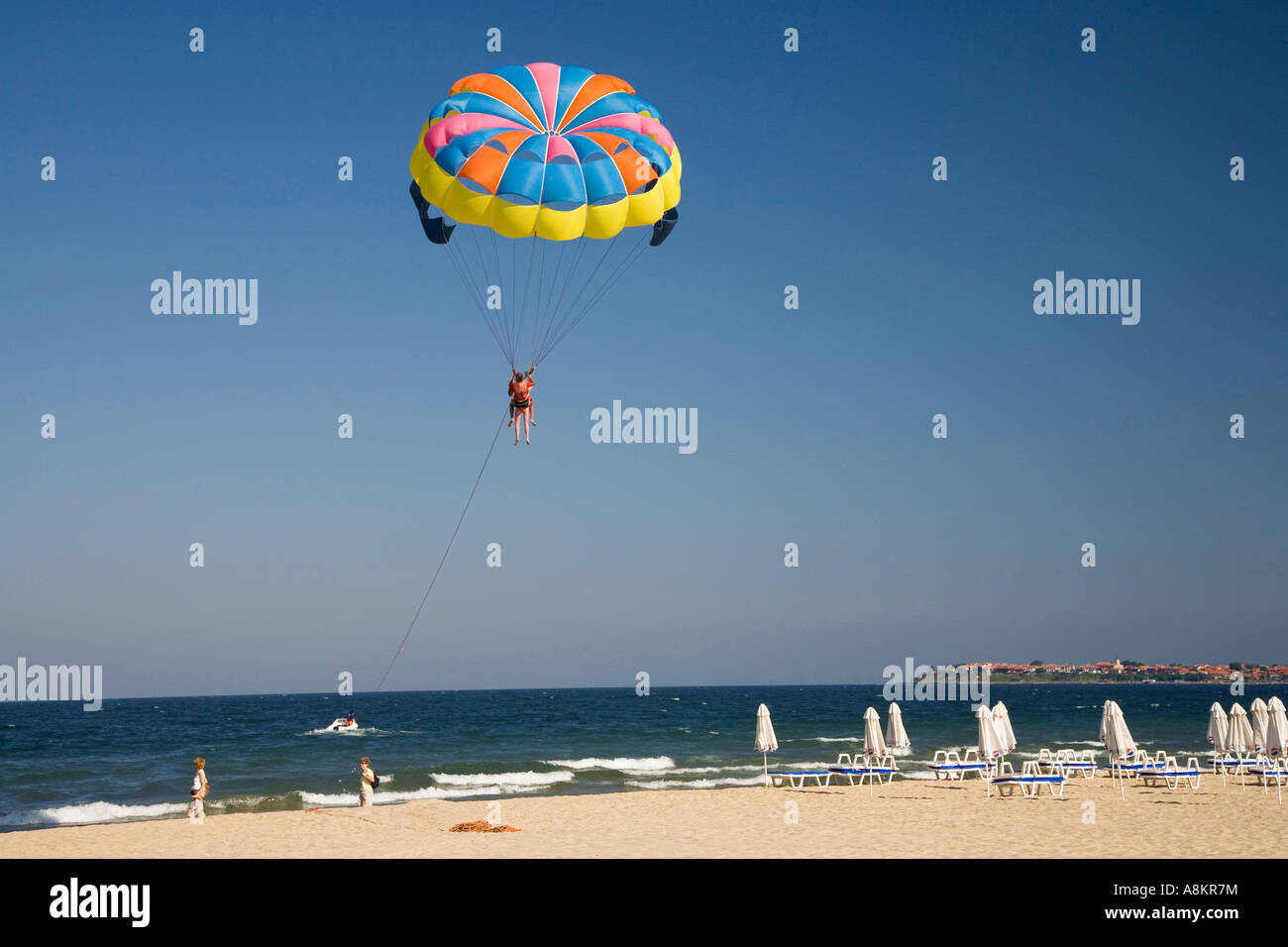 Il parasailing presso una spiaggia nei pressi di Sosopol, Mar Nero, Bulgaria Foto Stock