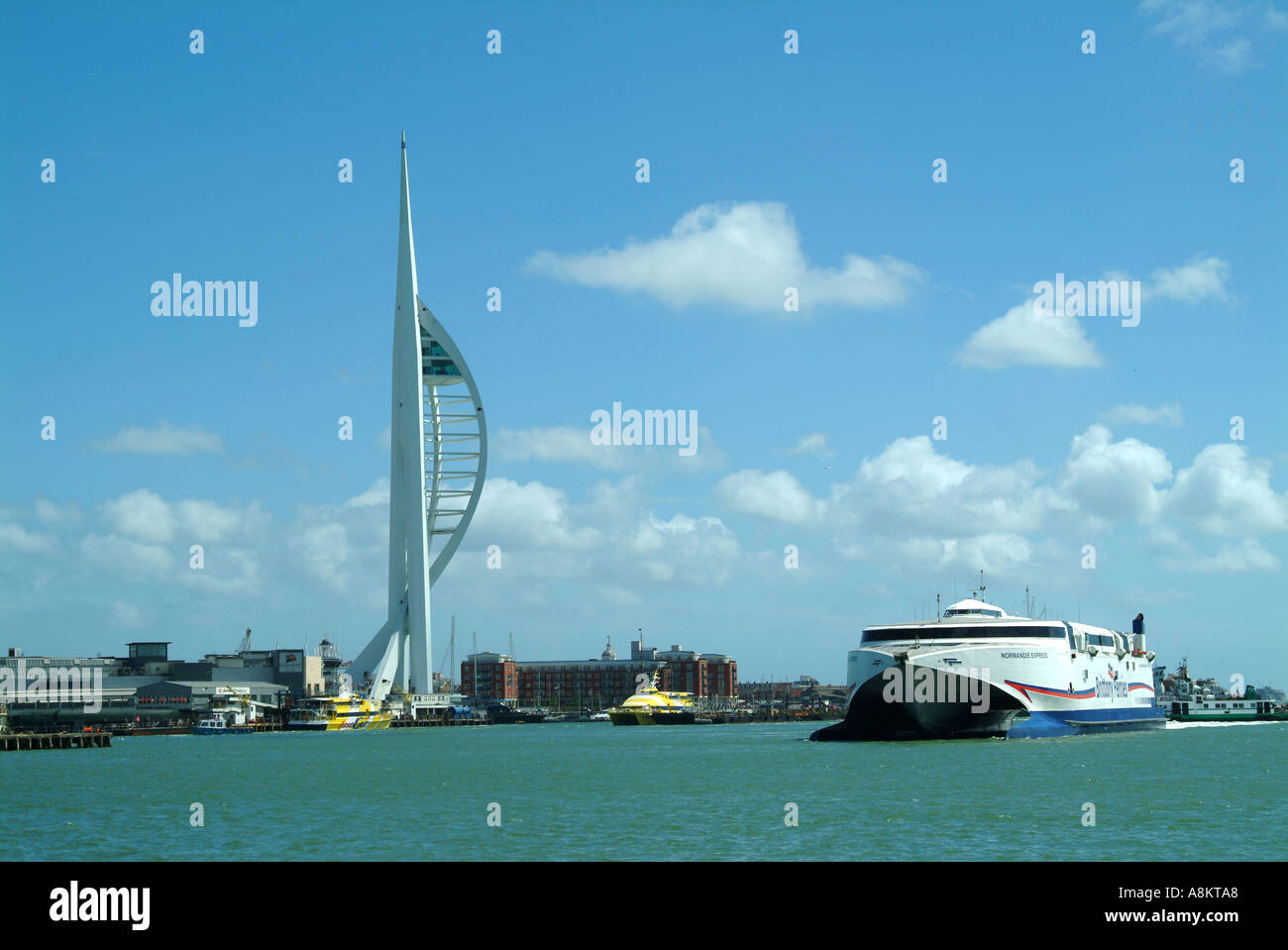 La Spinnaker Tower che si erge a 165 metri di altezza è stato costruito accanto al Gunwharf Quays come il fulcro del Millennio Foto Stock