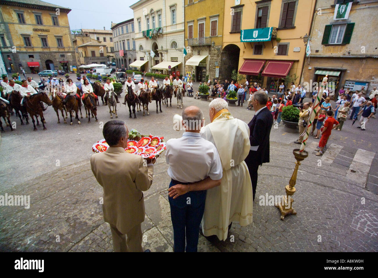 La benedizione dei piloti dal sacerdote prima dell'annuale Palio dell'oc cavallo di razza in Orvieto Umbria Italia. JMH2908 Foto Stock