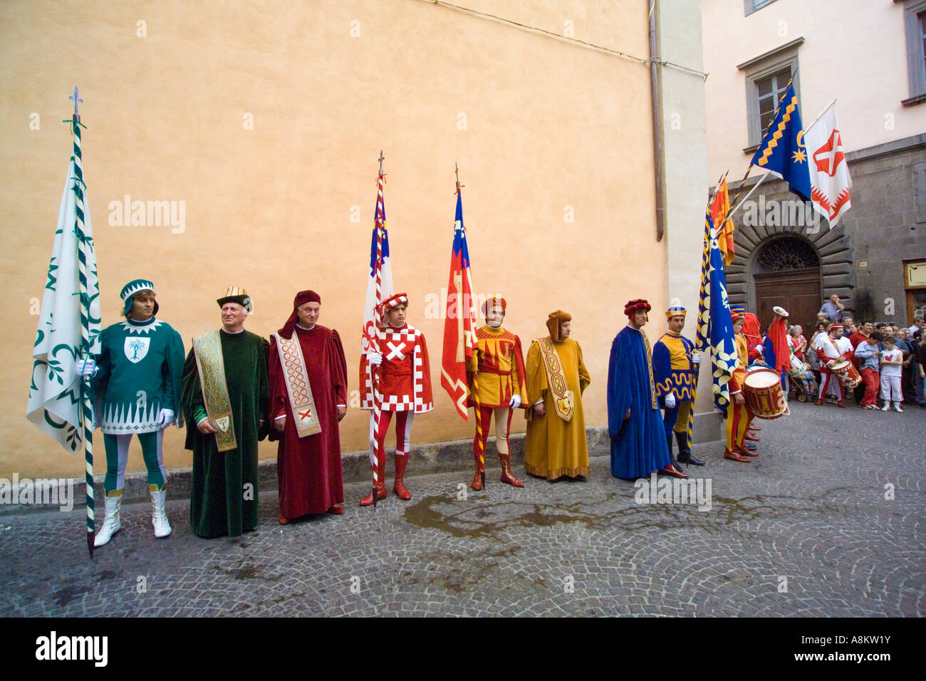 Processione e visualizzare prima dell'annuale Palio dell'oc cavallo di razza in Orvieto Umbria Italia. JMH2909 Foto Stock