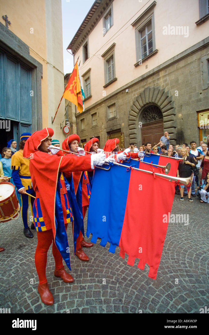 Processione e visualizzare prima dell'annuale Palio dell'oc cavallo di razza in Orvieto Umbria Italia. JMH2910 Foto Stock