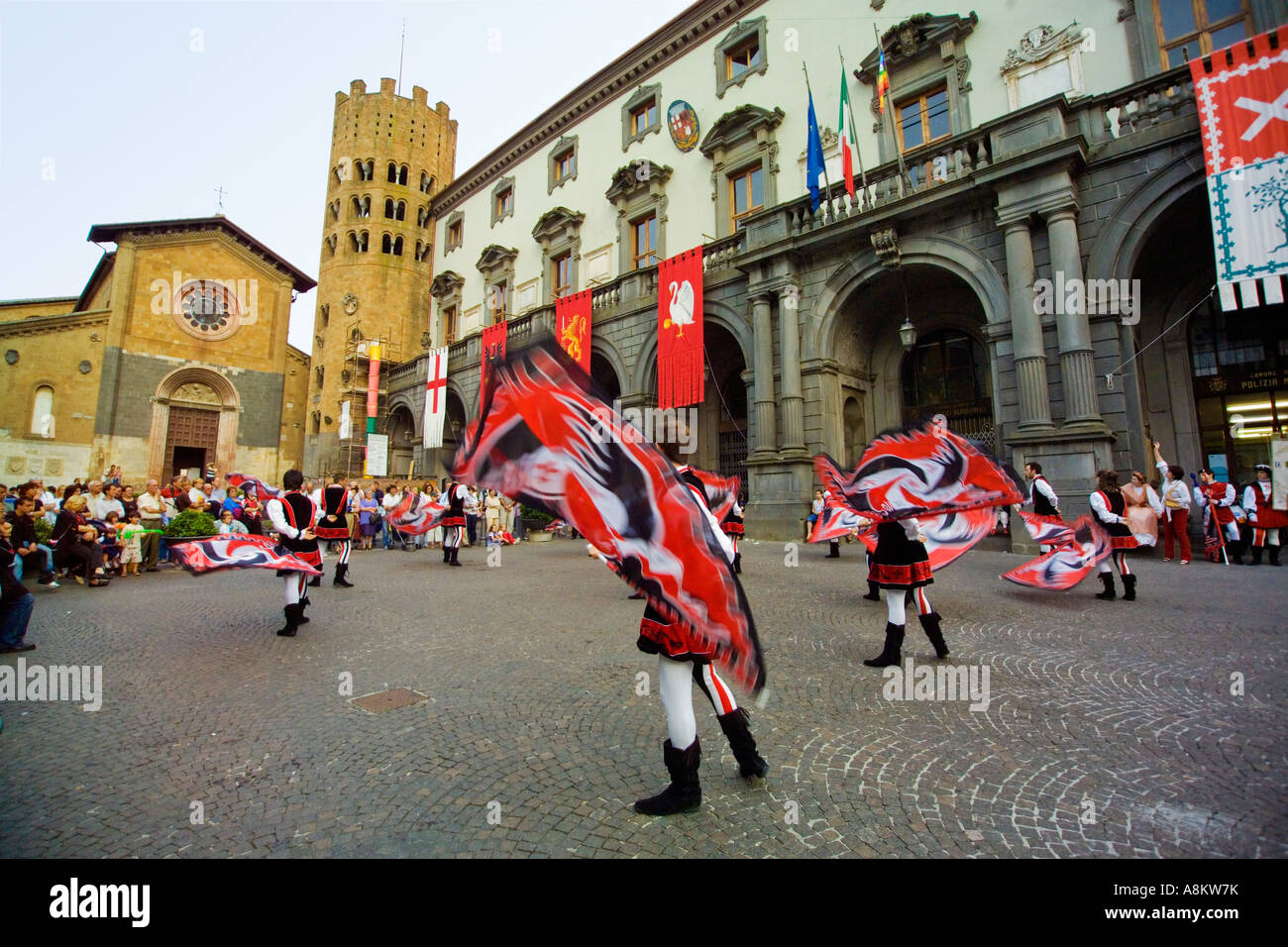 Processione e visualizzare prima dell'annuale Palio dell'oc cavallo di razza in Orvieto Umbria Italia. JMH2912 Foto Stock