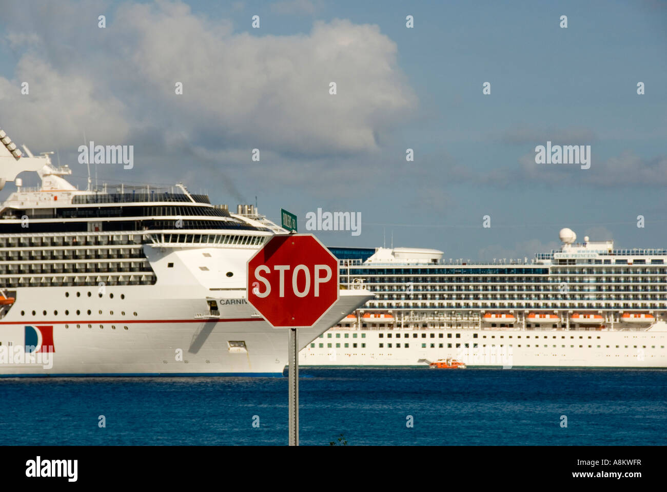 Grand Cayman George Town stop rosso ironia umorismo Foto Stock