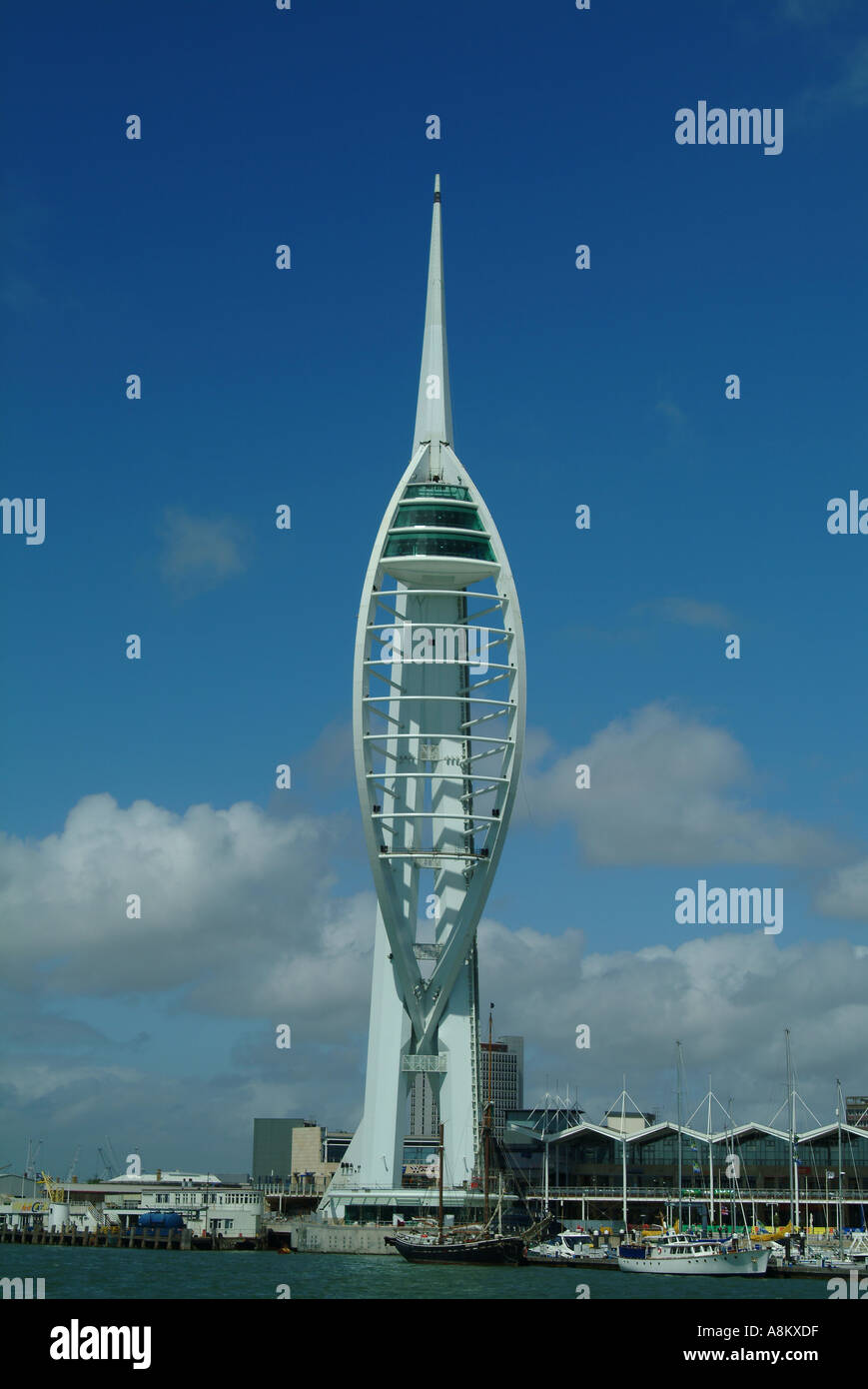 La Spinnaker Tower che si erge a 165 metri di altezza è stato costruito accanto al Gunwharf Quays come il fulcro del Millennio Foto Stock