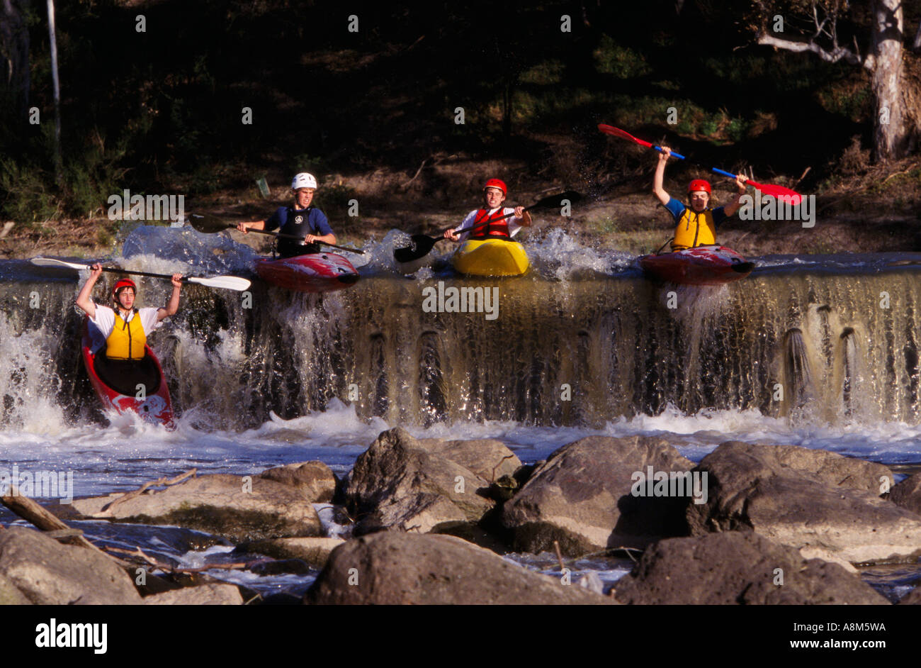 Il kayak rapide del fiume Yarra a Dights Falls Fairfield Melbourne Victoria Australia orizzontale Foto Stock