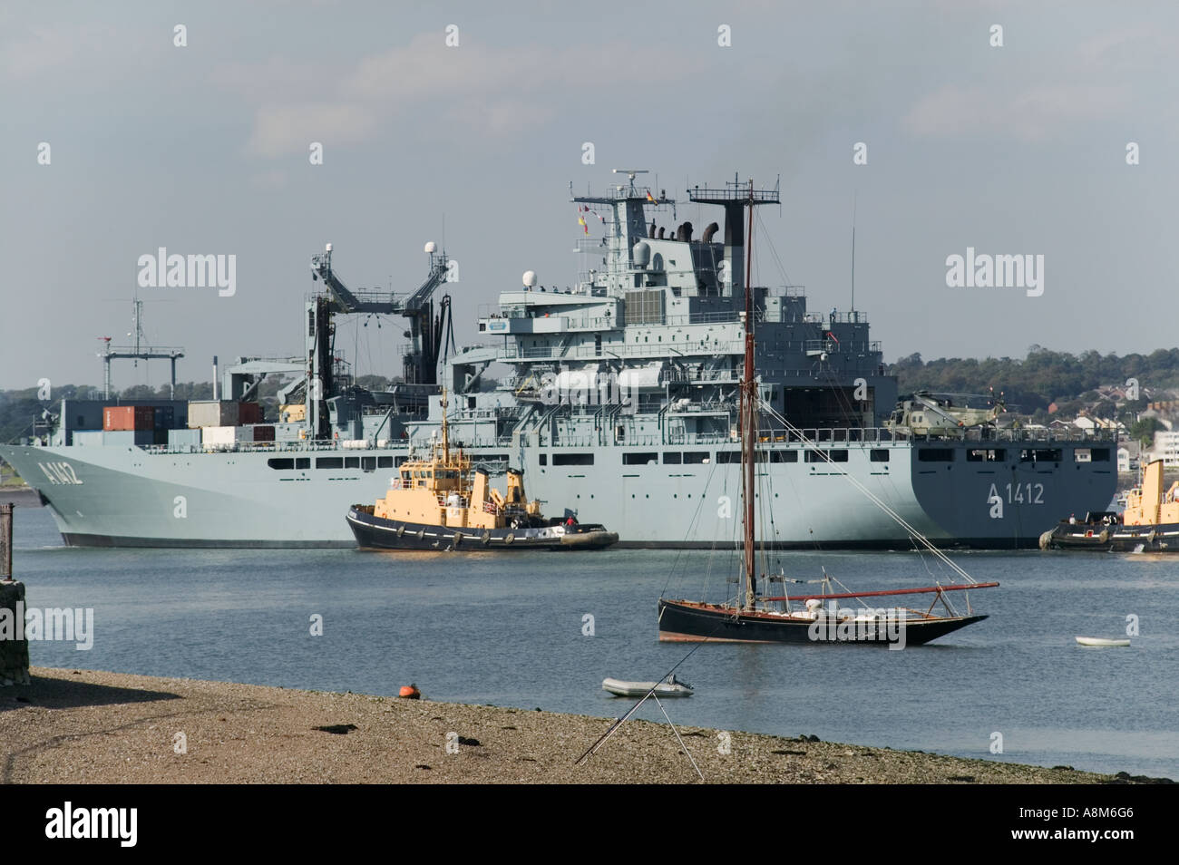 Un navale tedesco nave di alimentazione sul fiume Tamar entrando in Devonport Royal base navale di Plymouth Devon Gran Bretagna Foto Stock