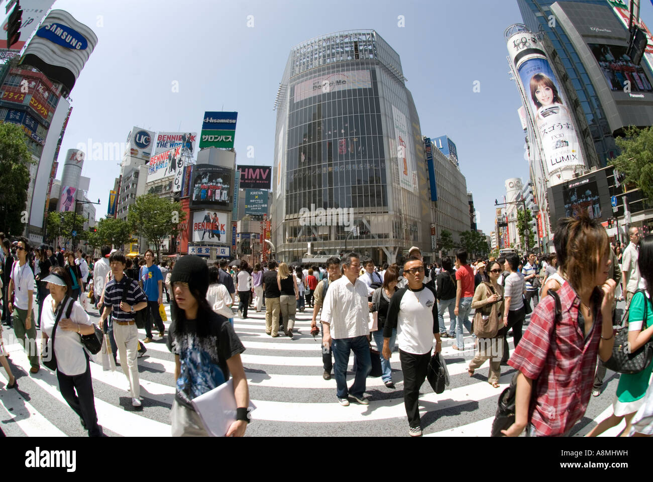 Busy Street attraversamento a Hachiko Square in Shibuya di Tokyo in Giappone lente fisheye Foto Stock