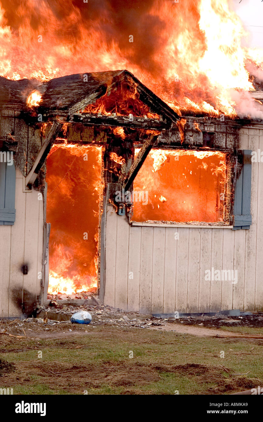 Le fiamme con la ripresa di una casa sul fuoco Foto Stock