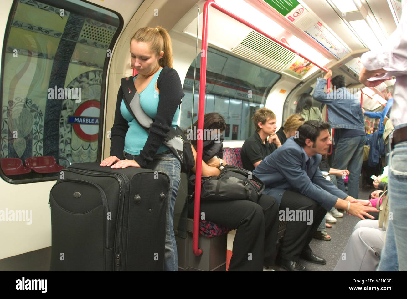 I passeggeri che viaggiano su una rete metropolitana di Londra in treno, GB UK Foto Stock
