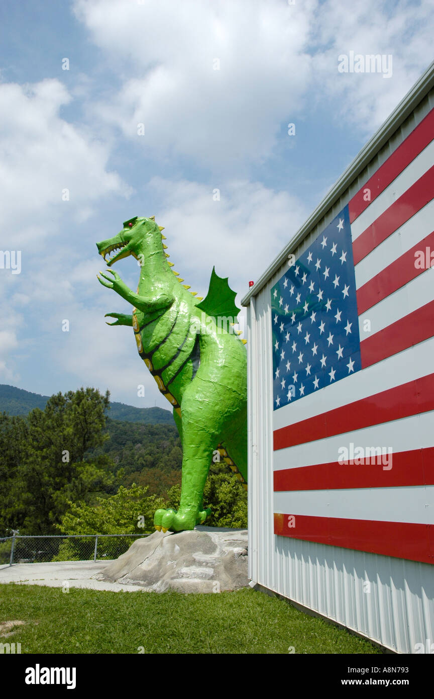 Negozio di fuochi d'artificio in Tennessee sulla strada statale aperto tutto l'anno con esplosivi con bandiera americana e grande drago verde plastica Foto Stock