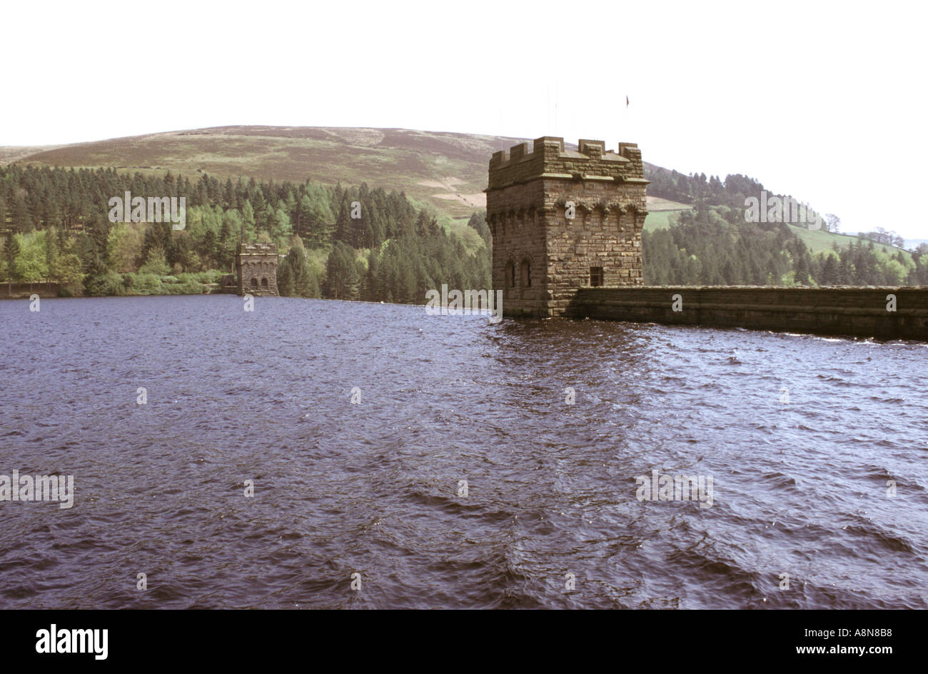Diga a serbatoio Ladybower Derbyshire Inghilterra Foto Stock
