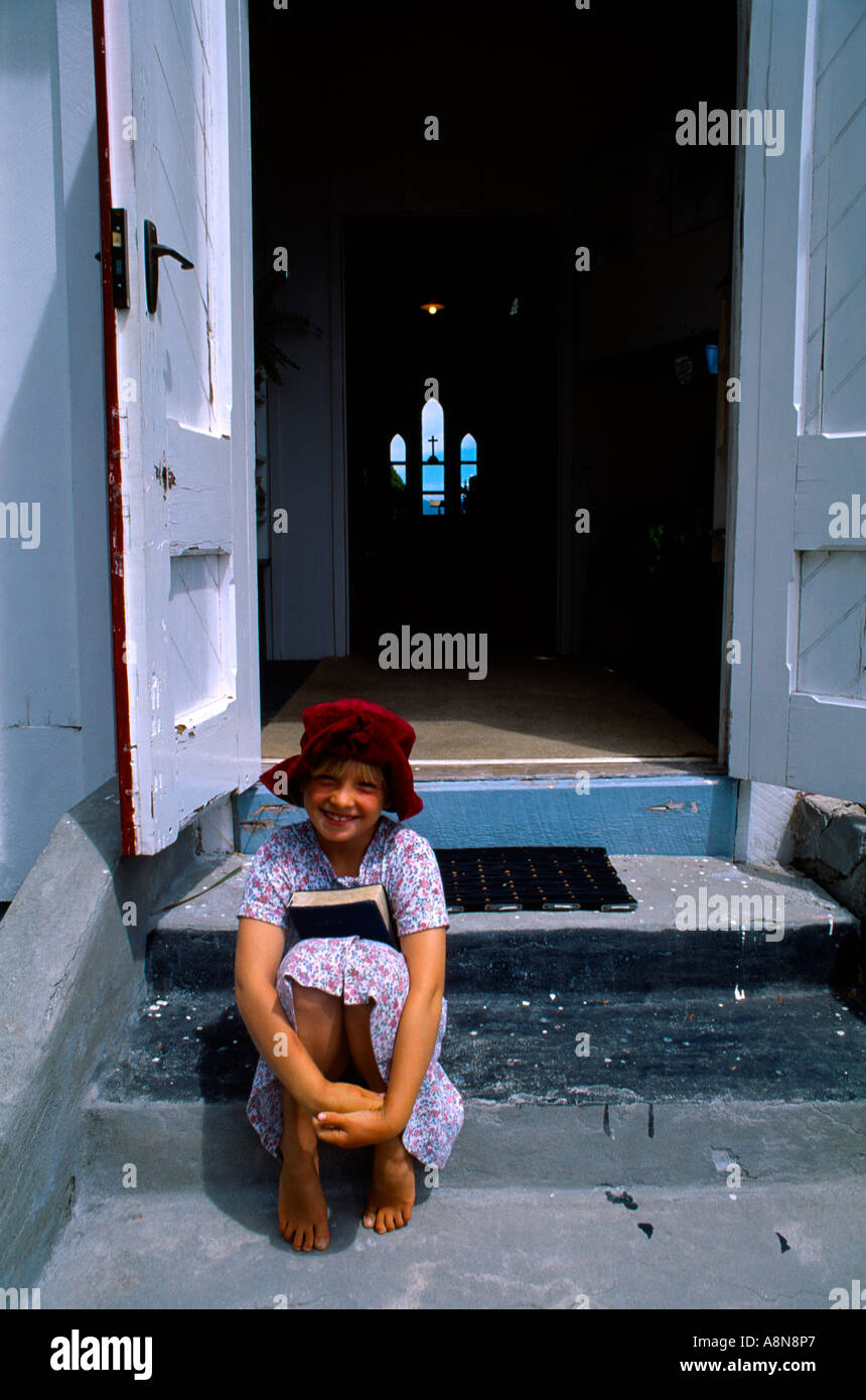 Collingswood Nuova Zelanda St Cuthberts Chiesa ragazza con la Bibbia dopo il servizio Foto Stock
