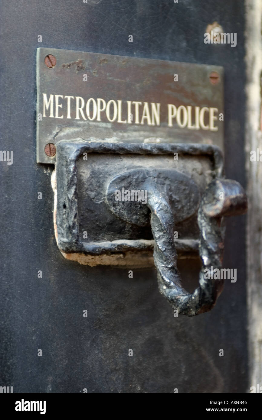 Vecchio Policemans Cape o manto di rivestimento gancio grande Newport Street London Foto Stock