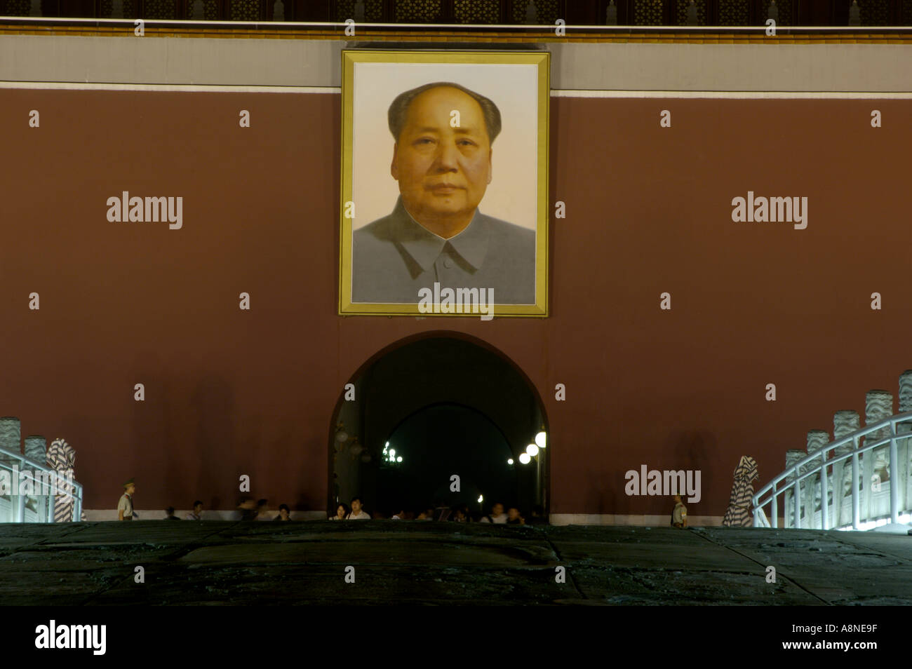 Cina Pechino - La Piazza Tiananmen di notte - Ritratto di ex presidente Mao Zedong e il Tempio della Pace Celeste Foto Stock