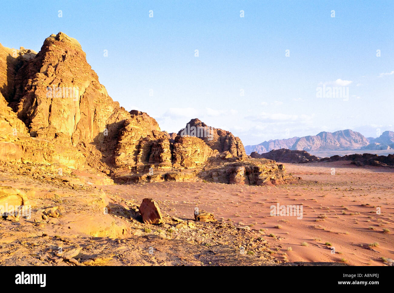 Scenario desertico al tramonto - Wadi Rum, Giordania Foto Stock