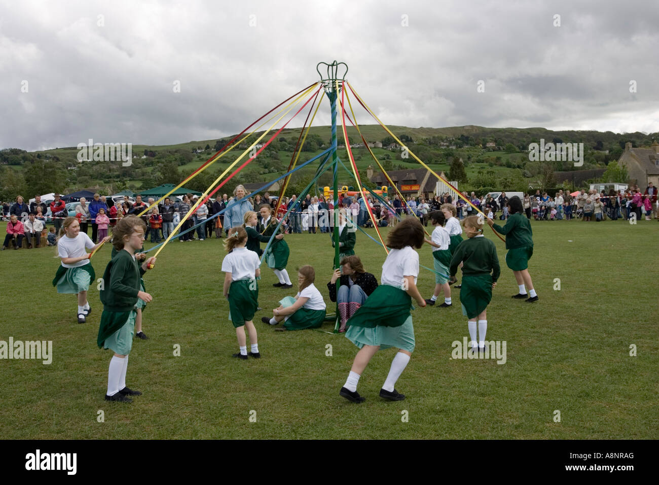 La scuola primaria le ragazze dalla scuola Woodmancote ballando intorno il Maypole a Mayday celebrazioni 2007 Cheltenham Glos UK Foto Stock