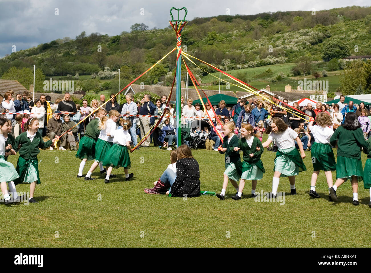 La scuola primaria le ragazze dalla scuola Woodmancote ballando intorno il Maypole a Mayday celebrazioni 2007 Cheltenham Glos UK Foto Stock