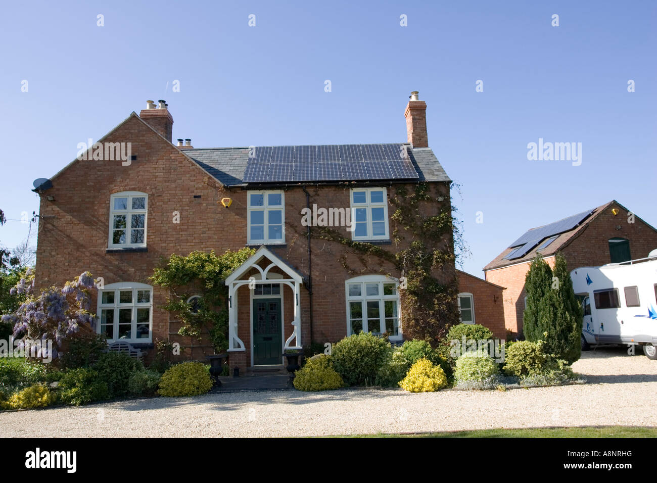 Fotovoltaico pannelli fotovoltaici montati sul tetto della casa di campagna un fienile produrre 5KW di elettricità in buone condizioni Costwolds REGNO UNITO Foto Stock