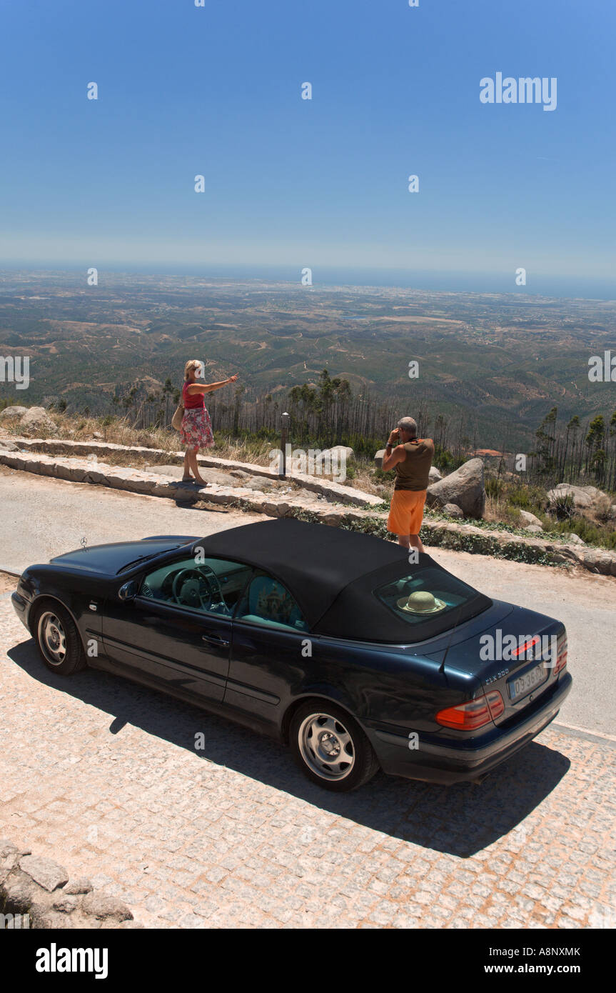 I turisti stop a prendere le foto sul Monte Foia vicino Monchique Algarve Portogallo Foto Stock