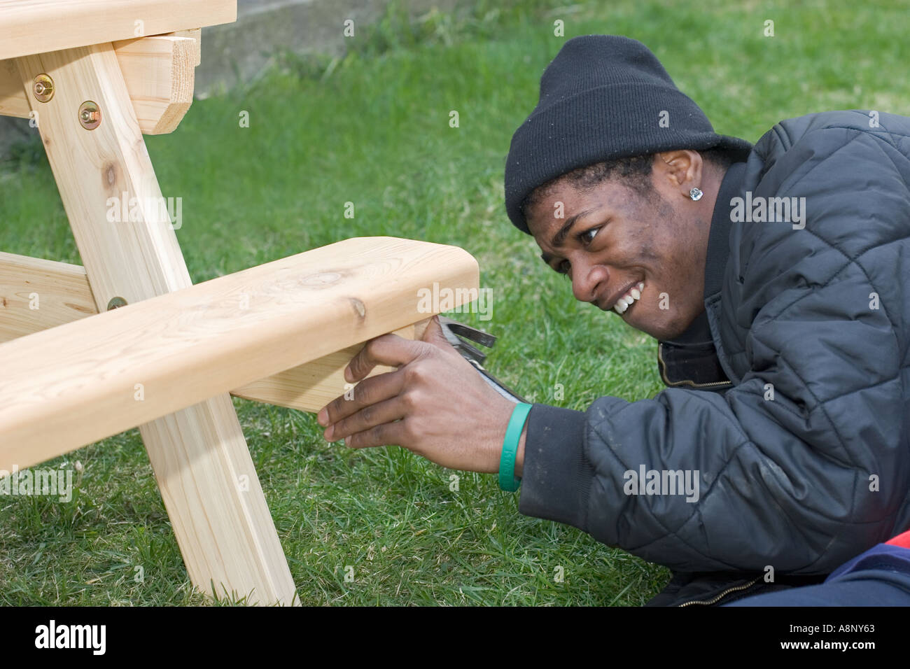 Alta scuola volontario costruisce un tavolo da pic-nic all Esercito della Salvezza Centro Foto Stock