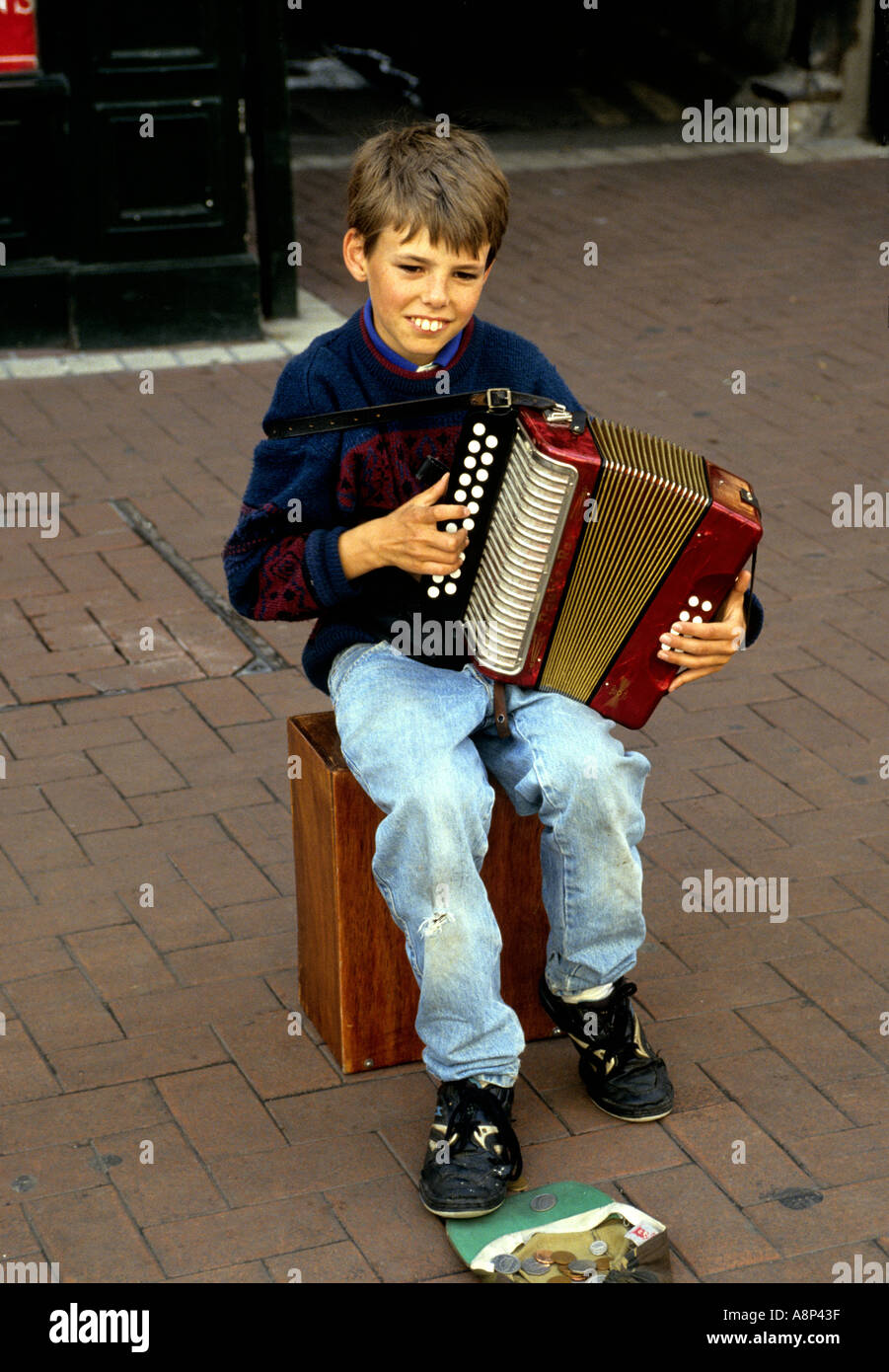 Un suonatore ambulante giovanile a Dublino' s Grafton Street Irlanda Foto Stock