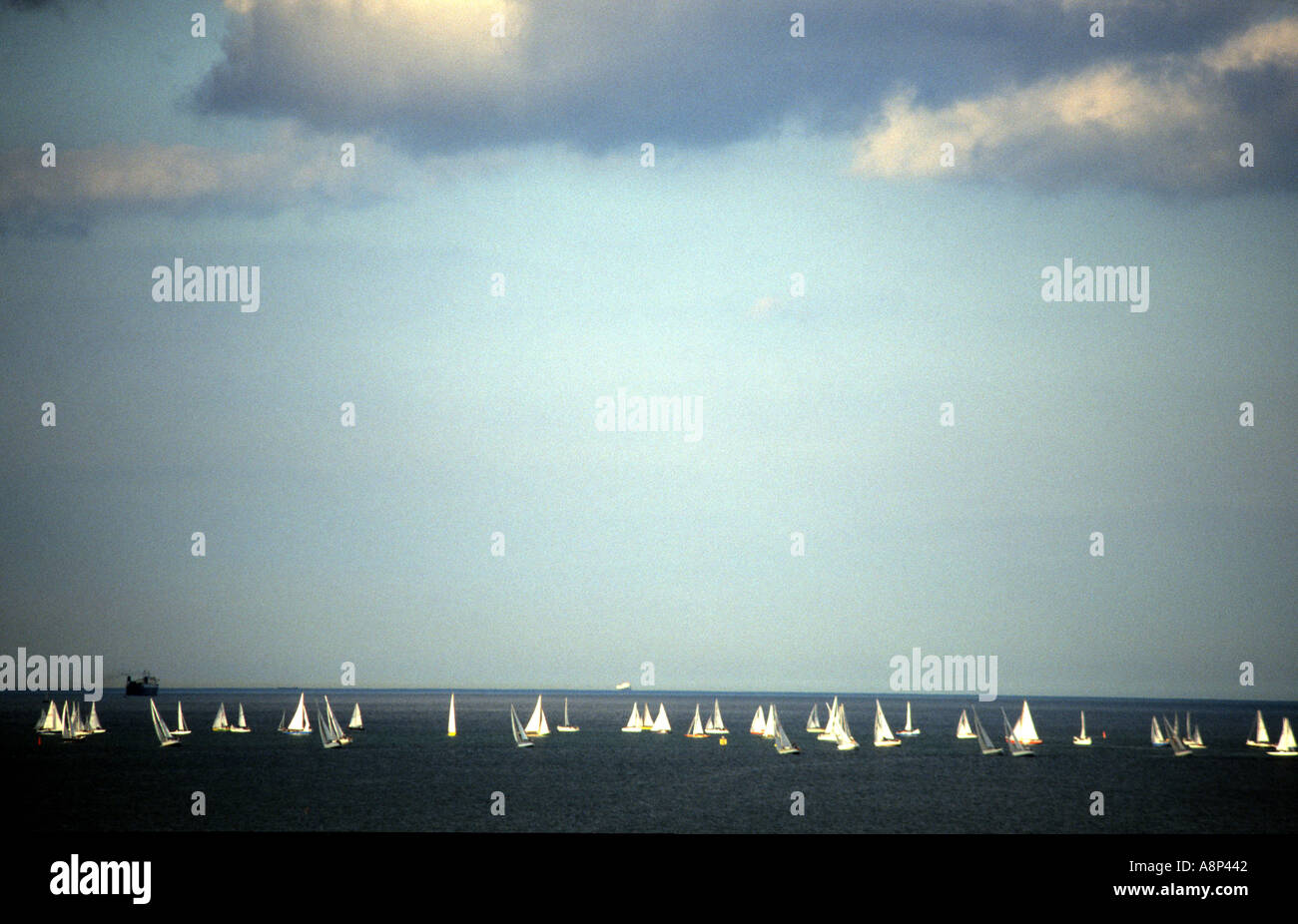 Regata a vela nella Baia di Dublino Irlanda- una vasta shot con drammatica sky Foto Stock