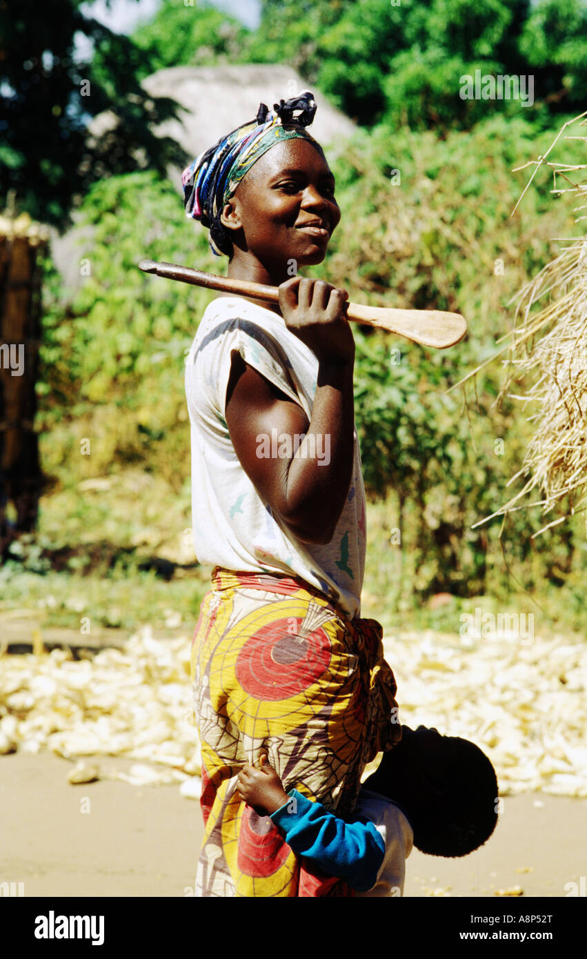 Kunda donna fuori a lavorare, sud luangwa, Zambia Foto Stock