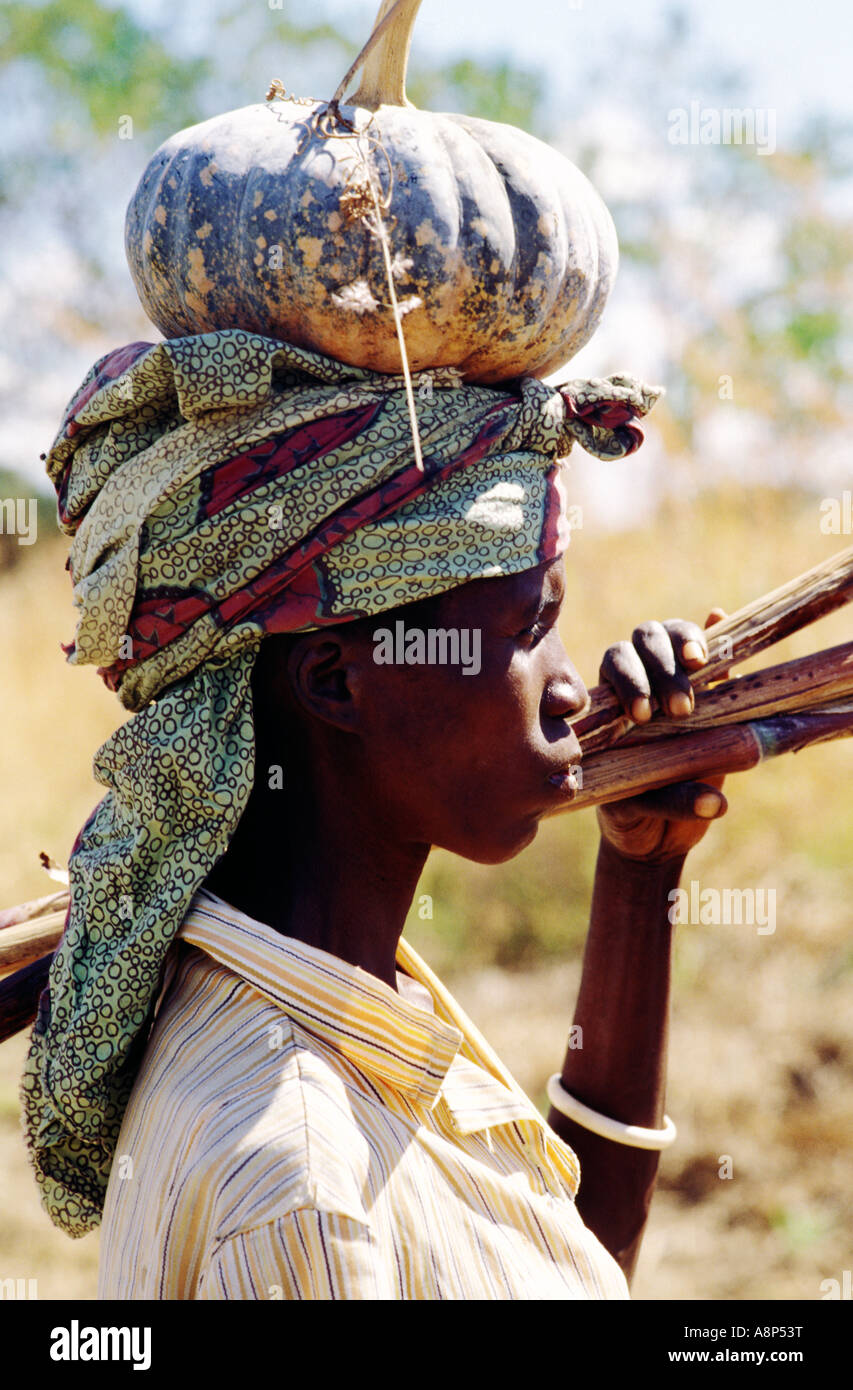 Kunda donna con zucca, kawaza village, sud luangwa, Zambia Foto Stock