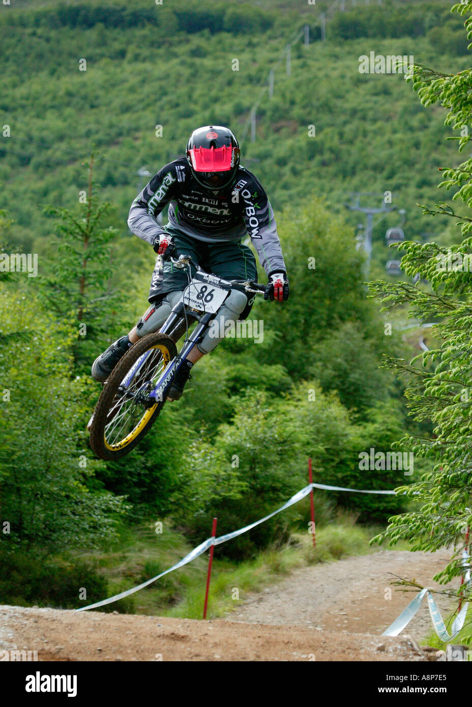 Mountain bike rider competere nel campionato UCI Fort William Scozia 2004 Foto Stock