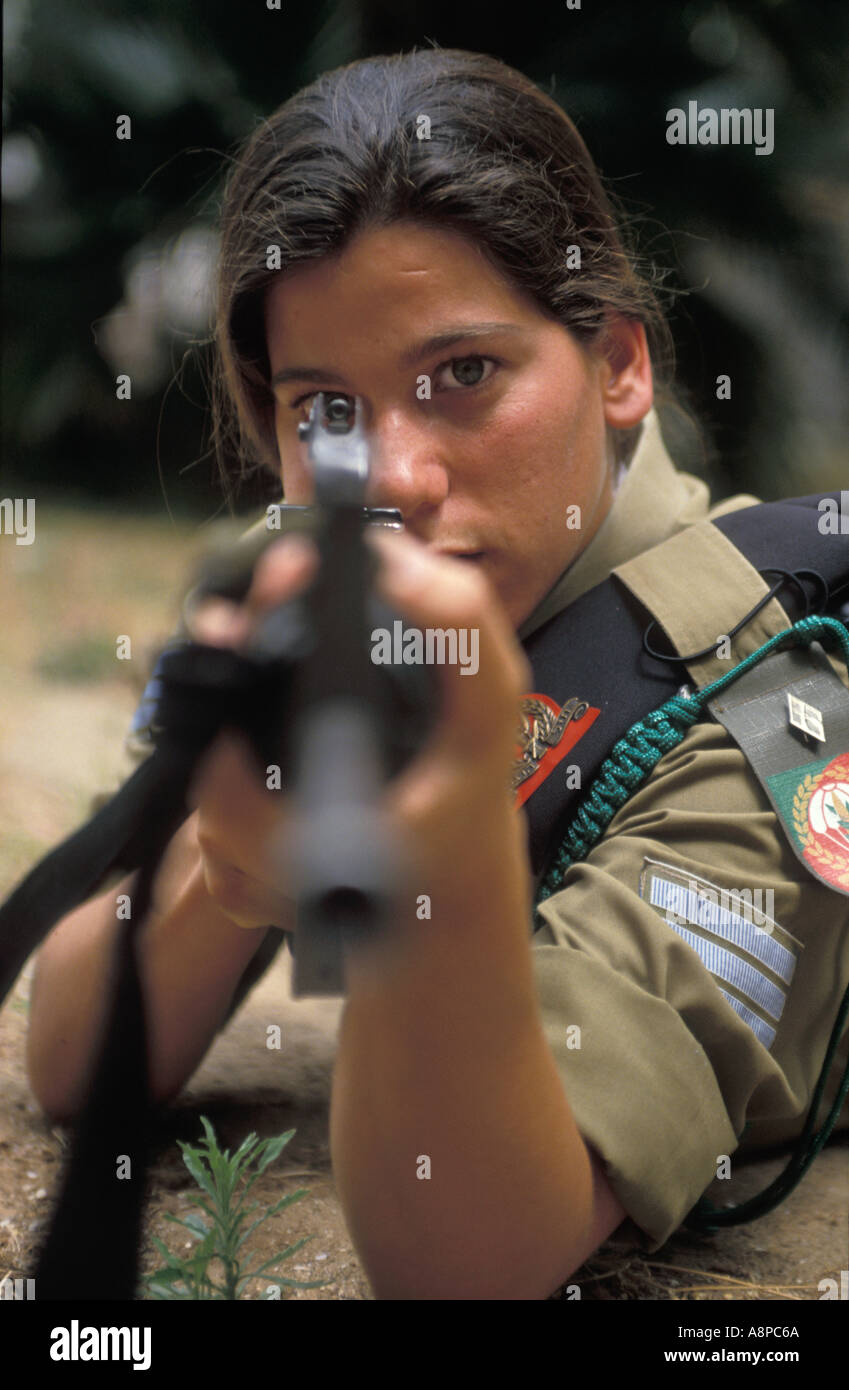 Resistente femmina giovane soldato israeliano con la pistola puntata all me sulle alture del Golan Israele Foto Stock