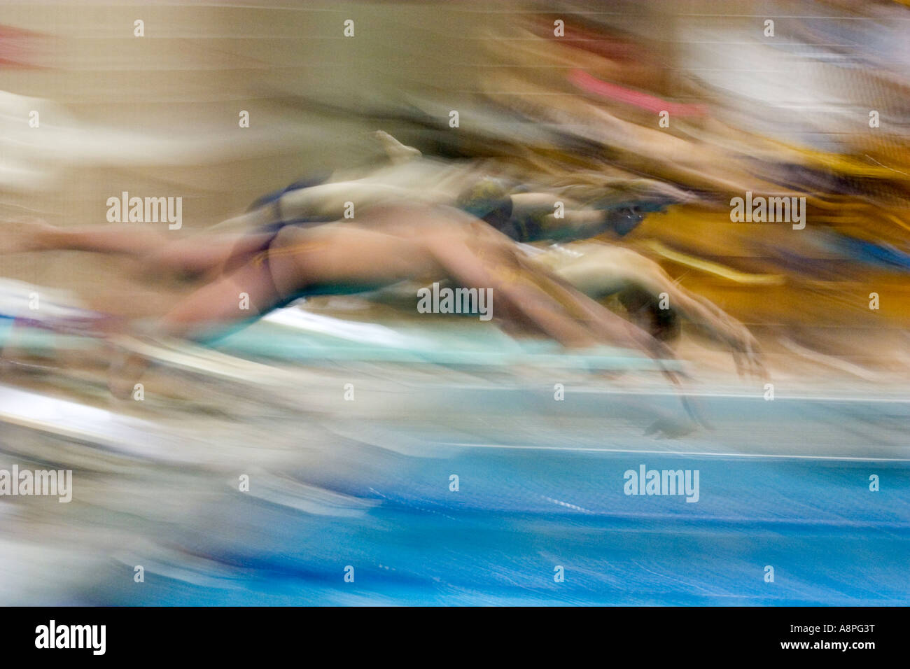 Forme sfocate di uomini college Swim Meet. Macalester College St Paul Minnesota USA Foto Stock