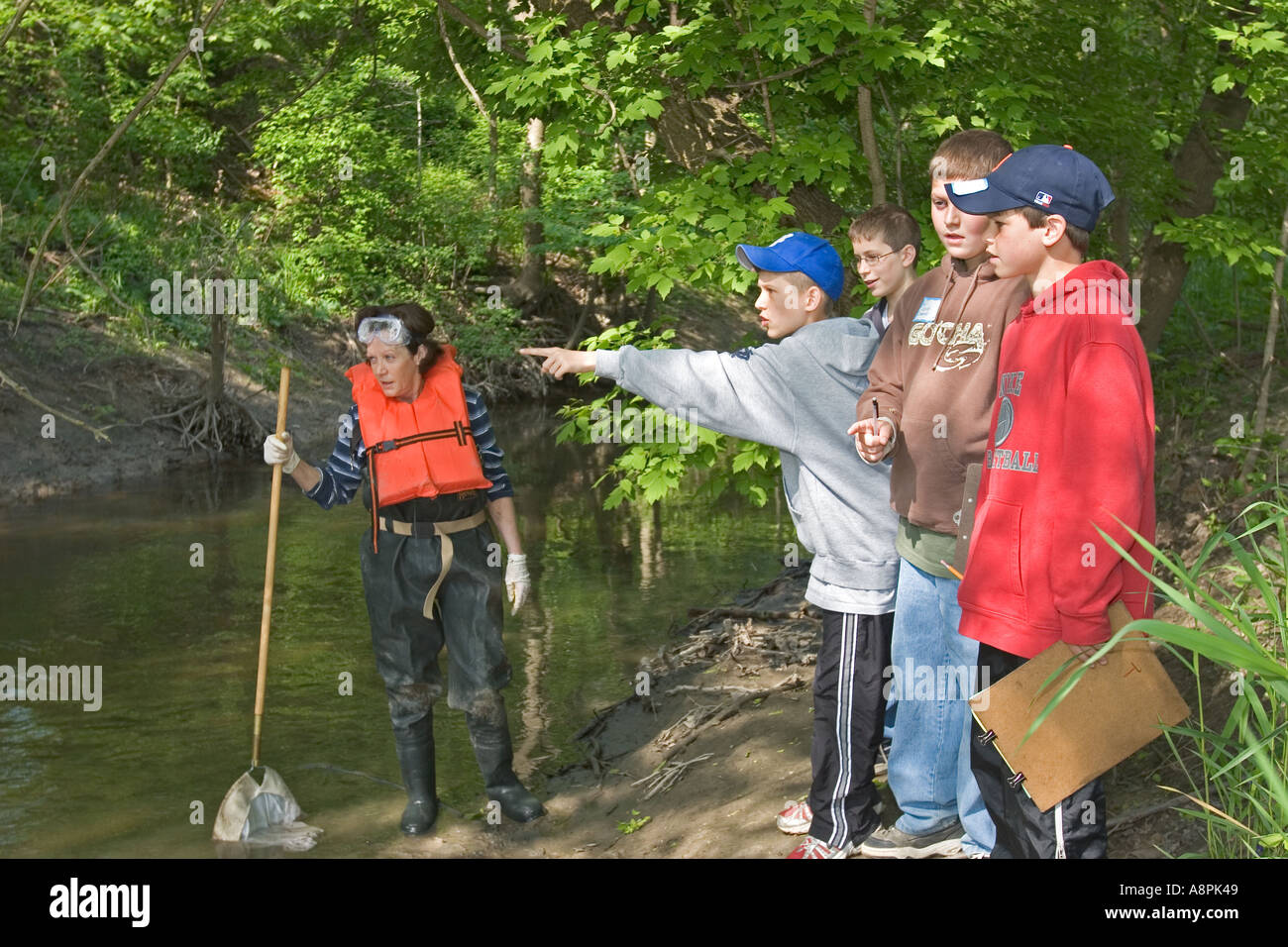 Gli studenti lo studio dell'ecologia del fiume Foto Stock