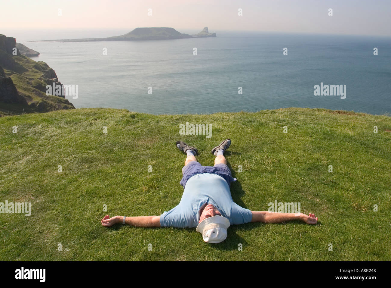 Il vecchio uomo Spreadeagled su una scogliera Foto Stock