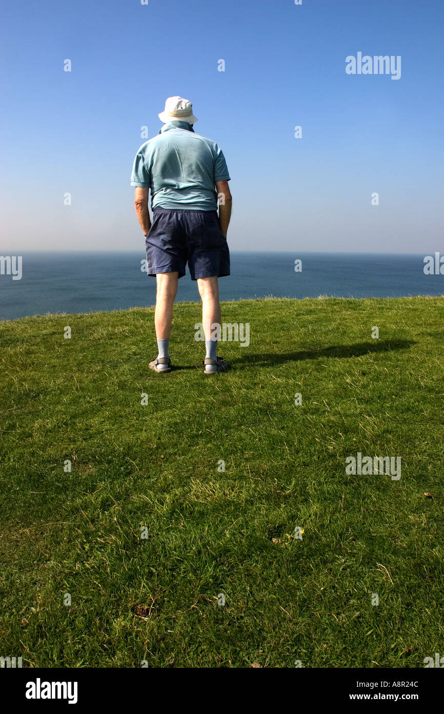 Il vecchio uomo su una scogliera affacciata sul mare Foto Stock