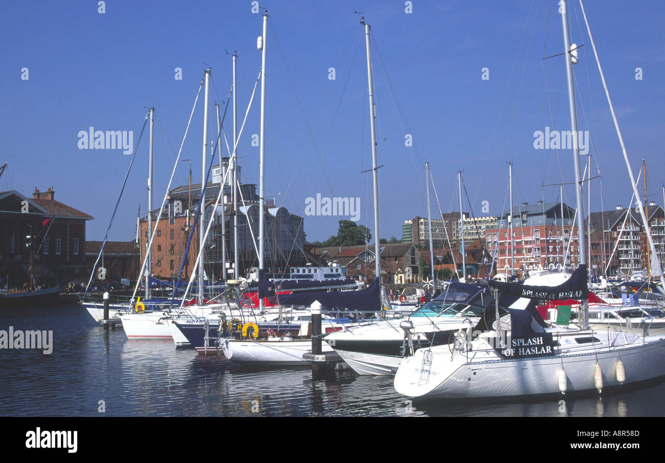 Ipswich darsena di riqualificazione urbana Suffolk imbarcazioni al ormeggi Foto Stock