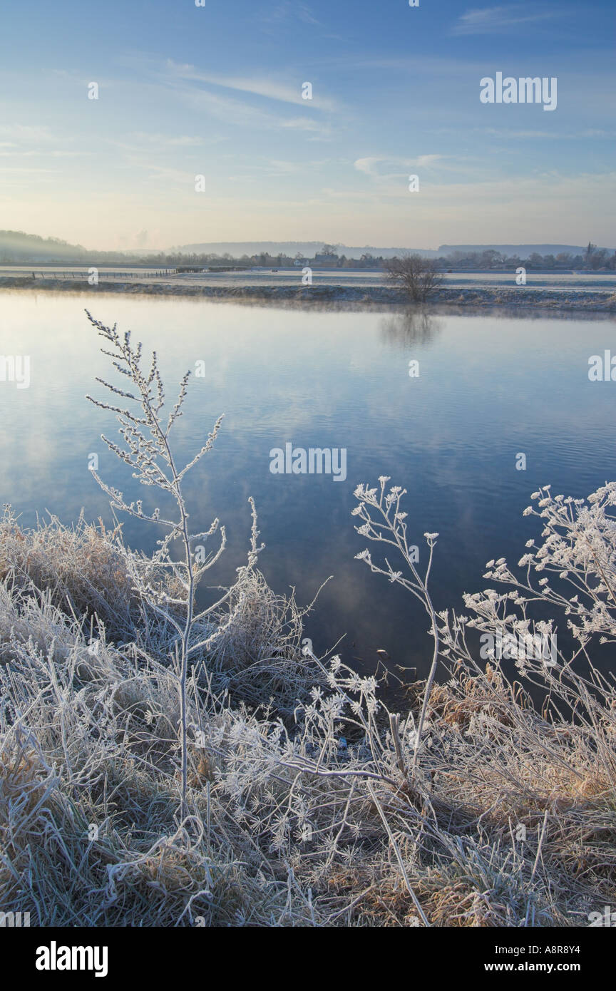 Fiume Trento Attenborough all alba di un freddo gelido mattino Nottingham Nottinghamshire England Regno Unito GB EU Europe Foto Stock