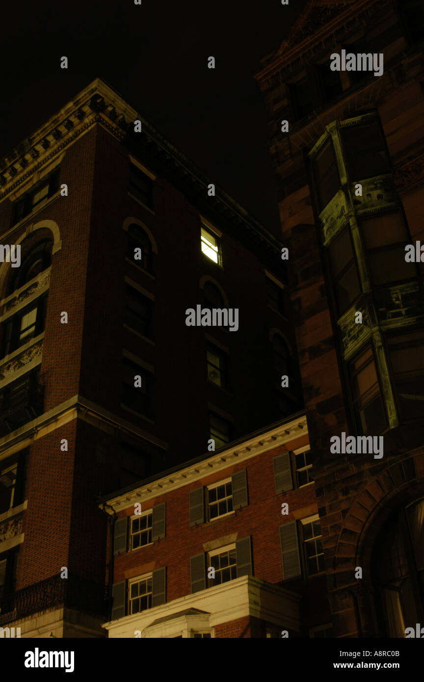 Singola Lit ufficio in edificio per uffici di notte Foto Stock