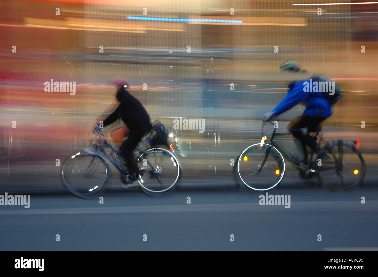 Signor due persone guida bicicletta Foto Stock
