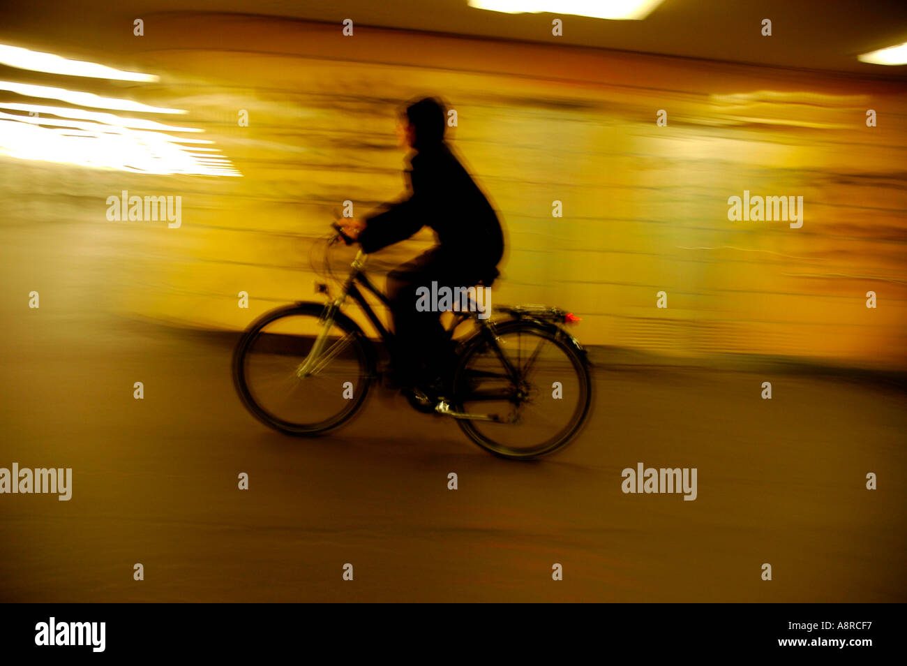 Signor uomo alla guida di bicicletta Foto Stock