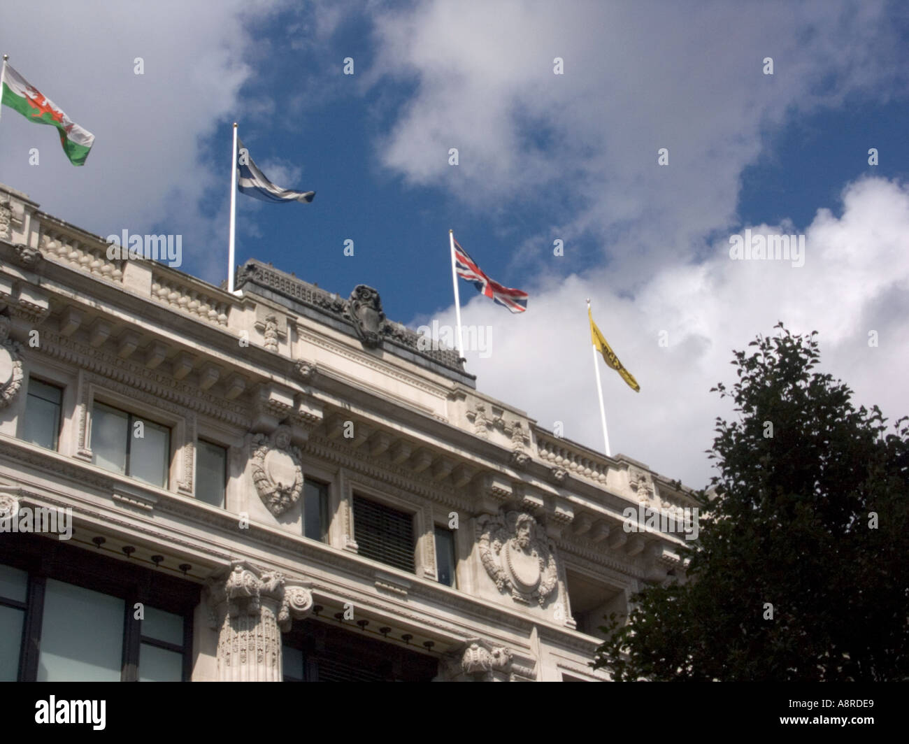 Bandiere sorvolare dal grande magazzino Selfridges nel West End di Londra, Oxford Street, London W1, Inghilterra Foto Stock