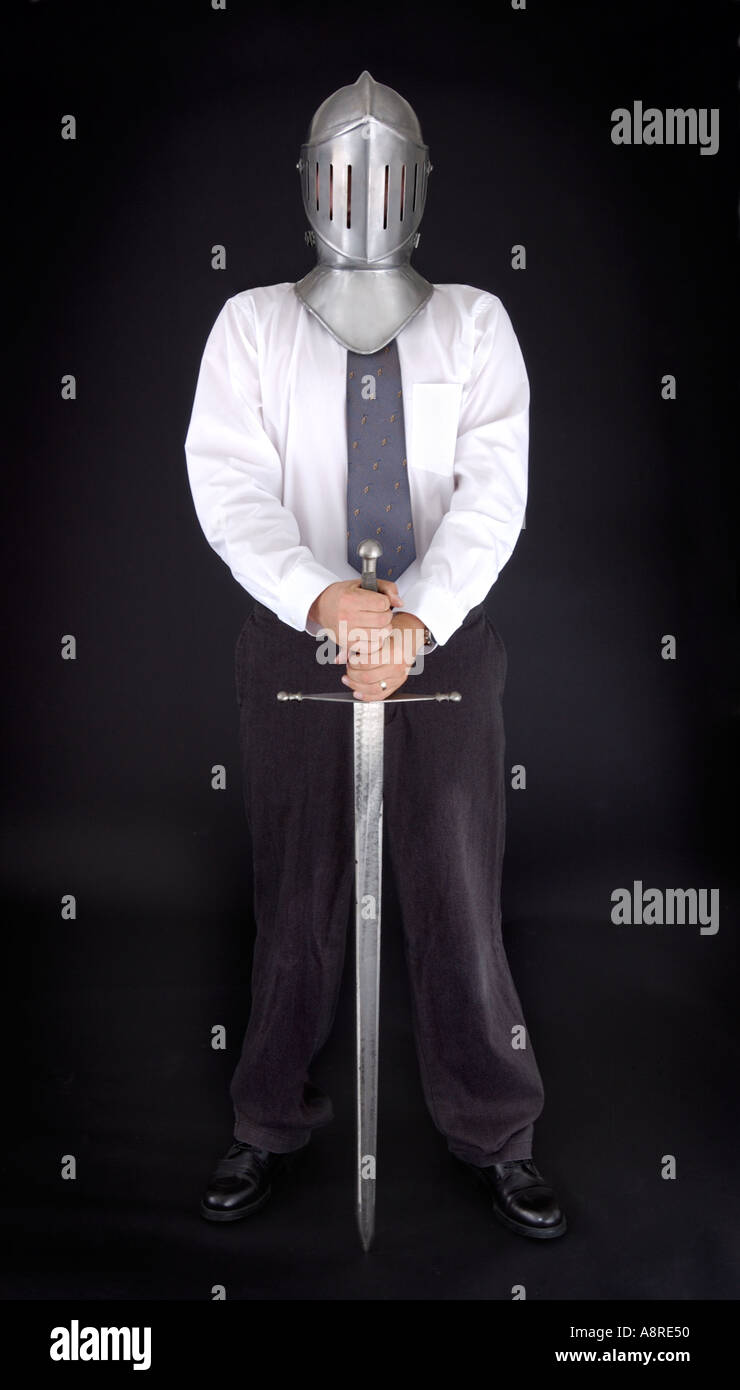 Uomo di affari cavaliere indossa il casco e spada Foto Stock